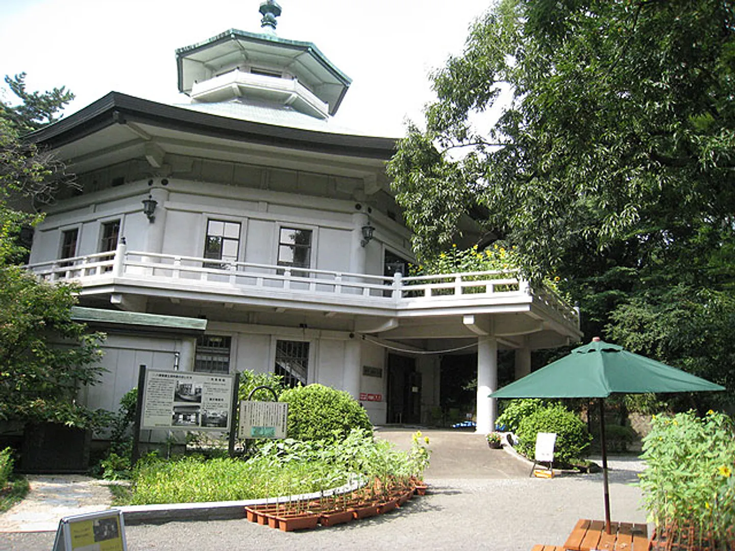 緑に囲まれた公園内にあり、歴史と花が同時に楽しめる