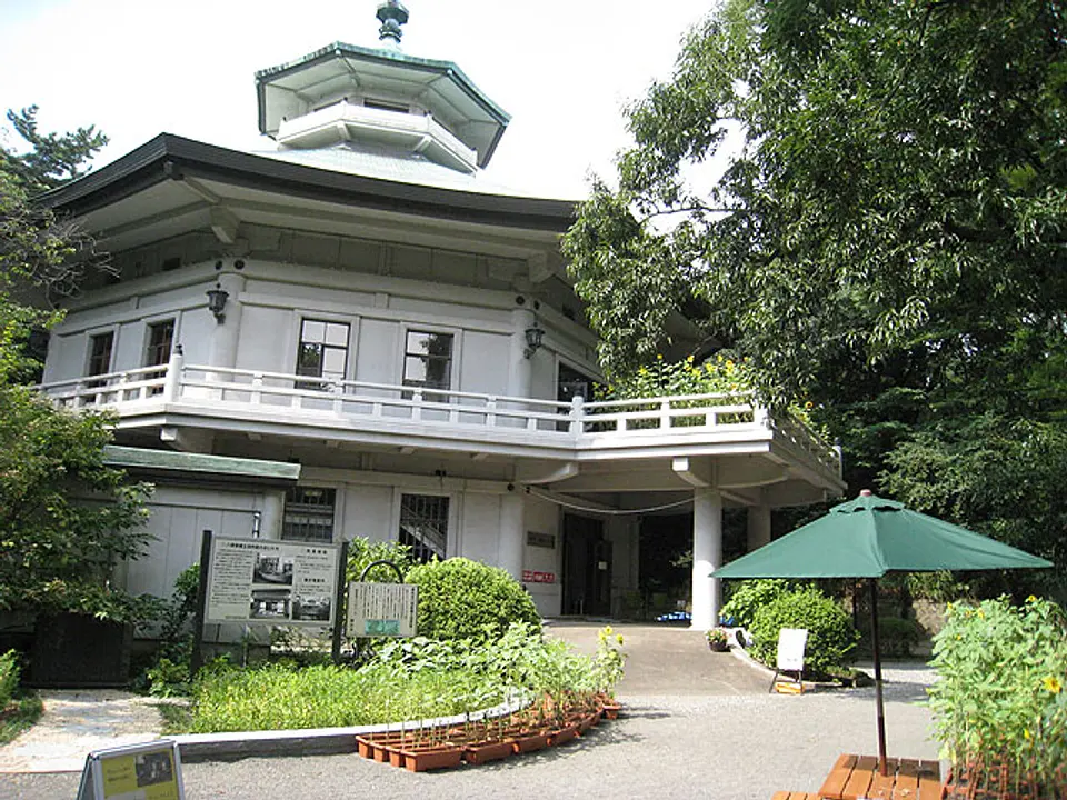緑に囲まれた公園内にあり、歴史と花が同時に楽しめる