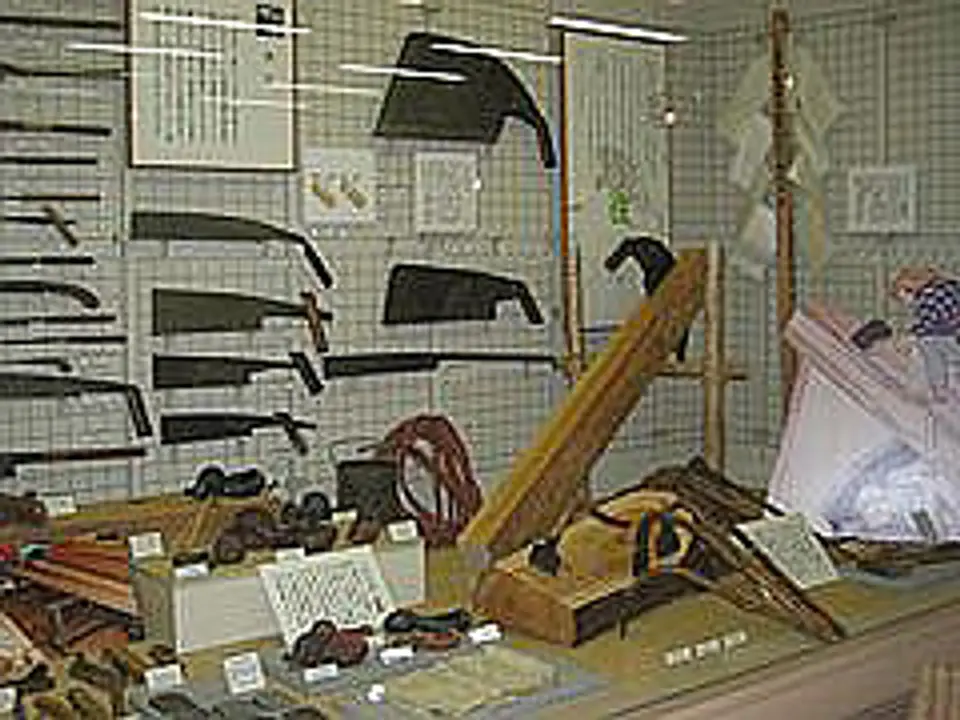 大工道具がずらりと並ぶ