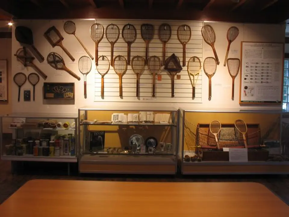 ローンテニス発展期のラケットたち