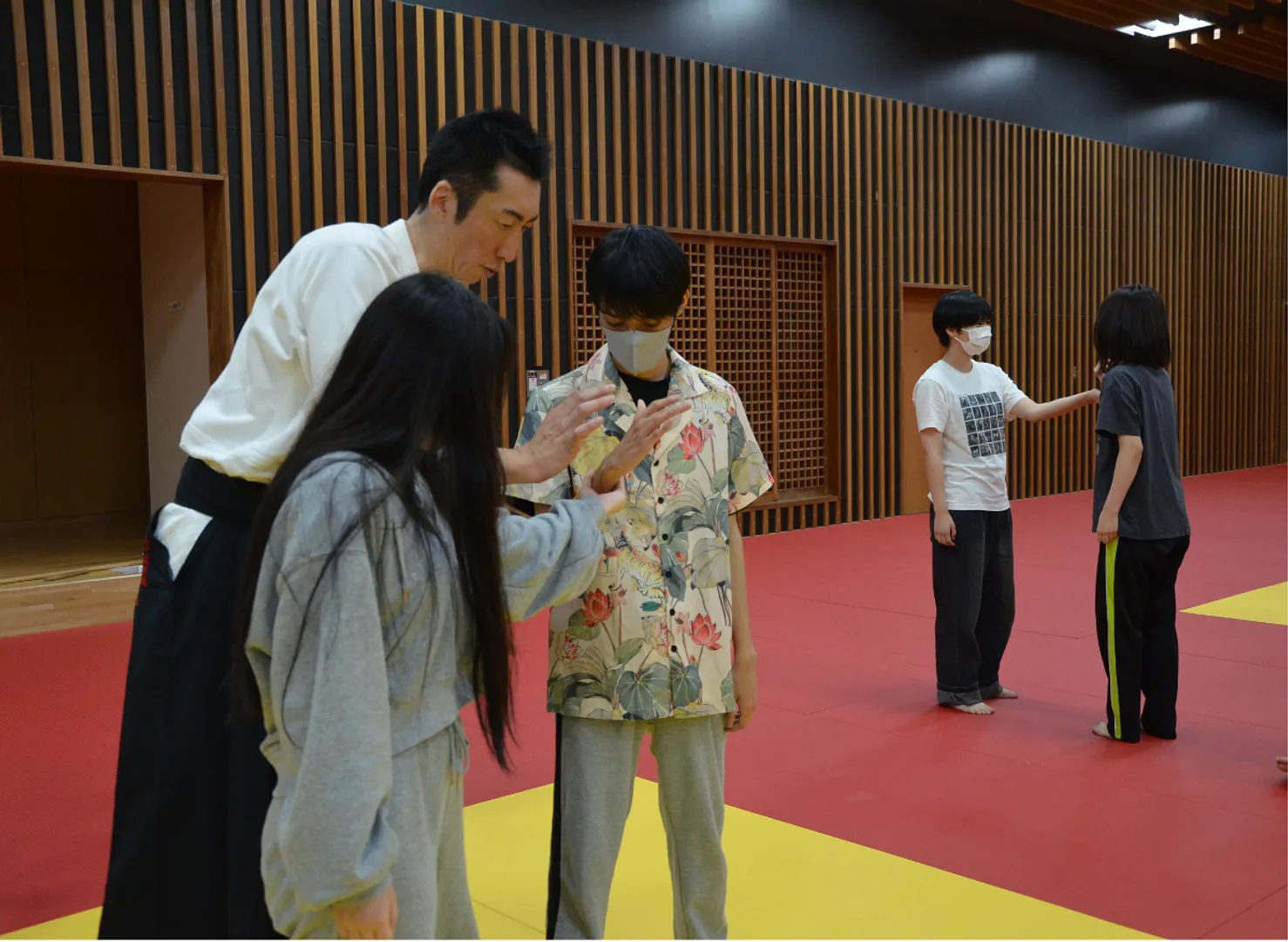 手ほどきの技を学ぶ様子