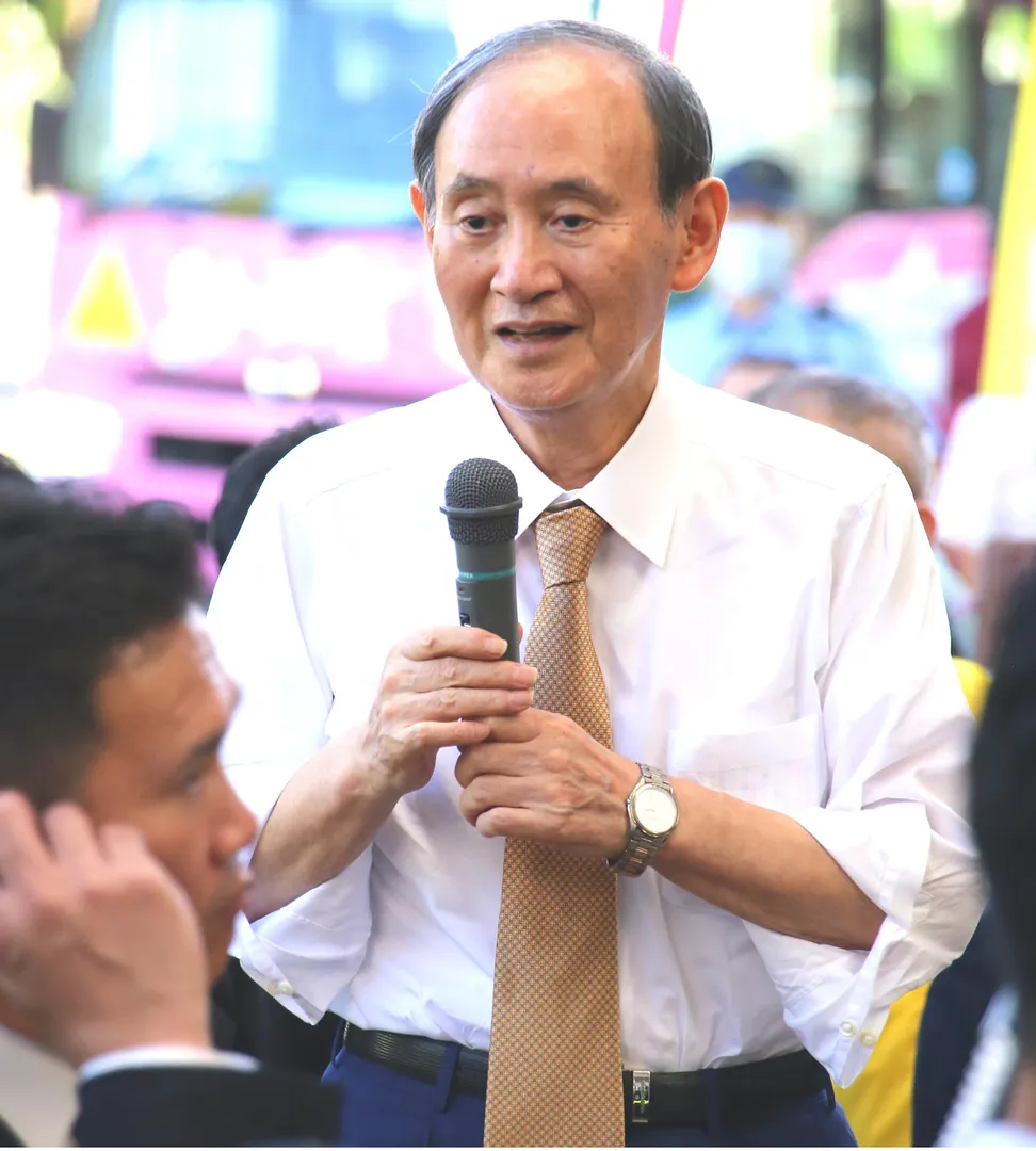 弘明寺商店街で演説する菅氏（10月15日）