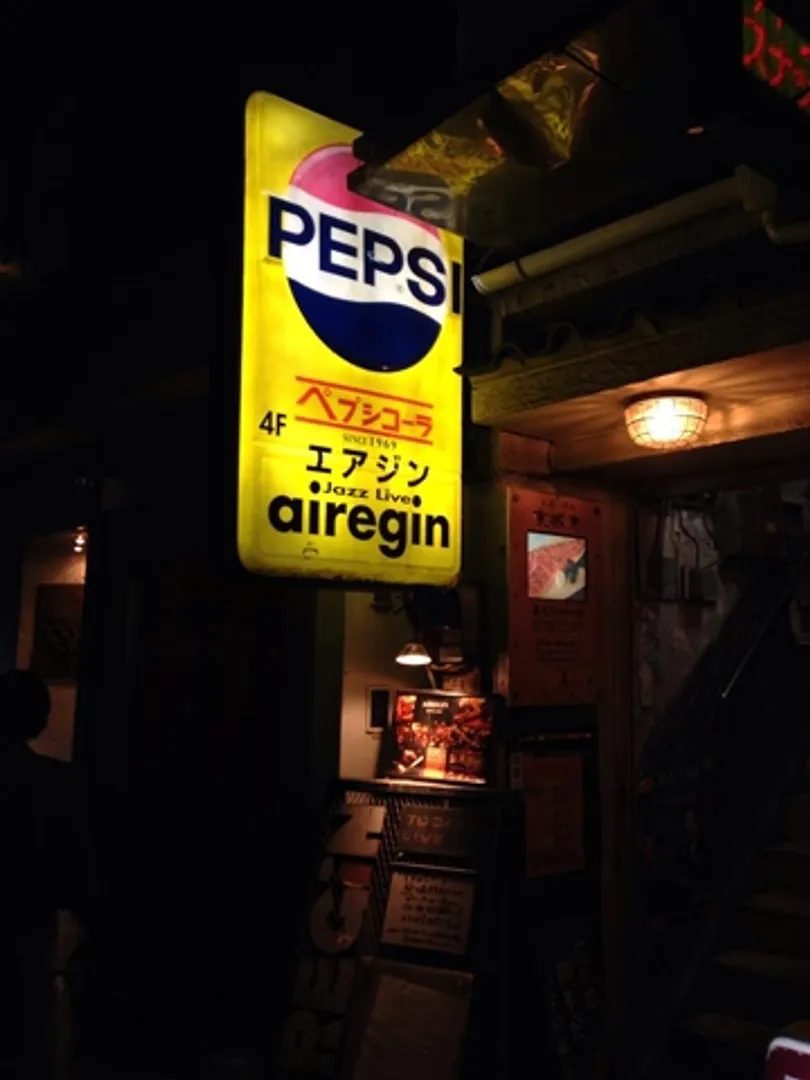 48年間も灯りを灯し続ける名物看板