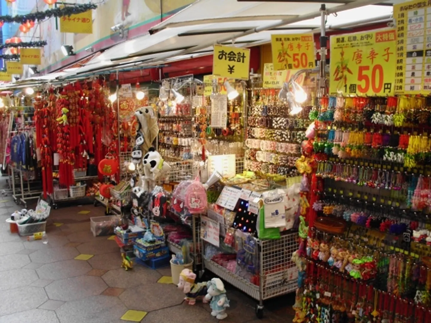 1階バザールには中華街の土産がいっぱい
