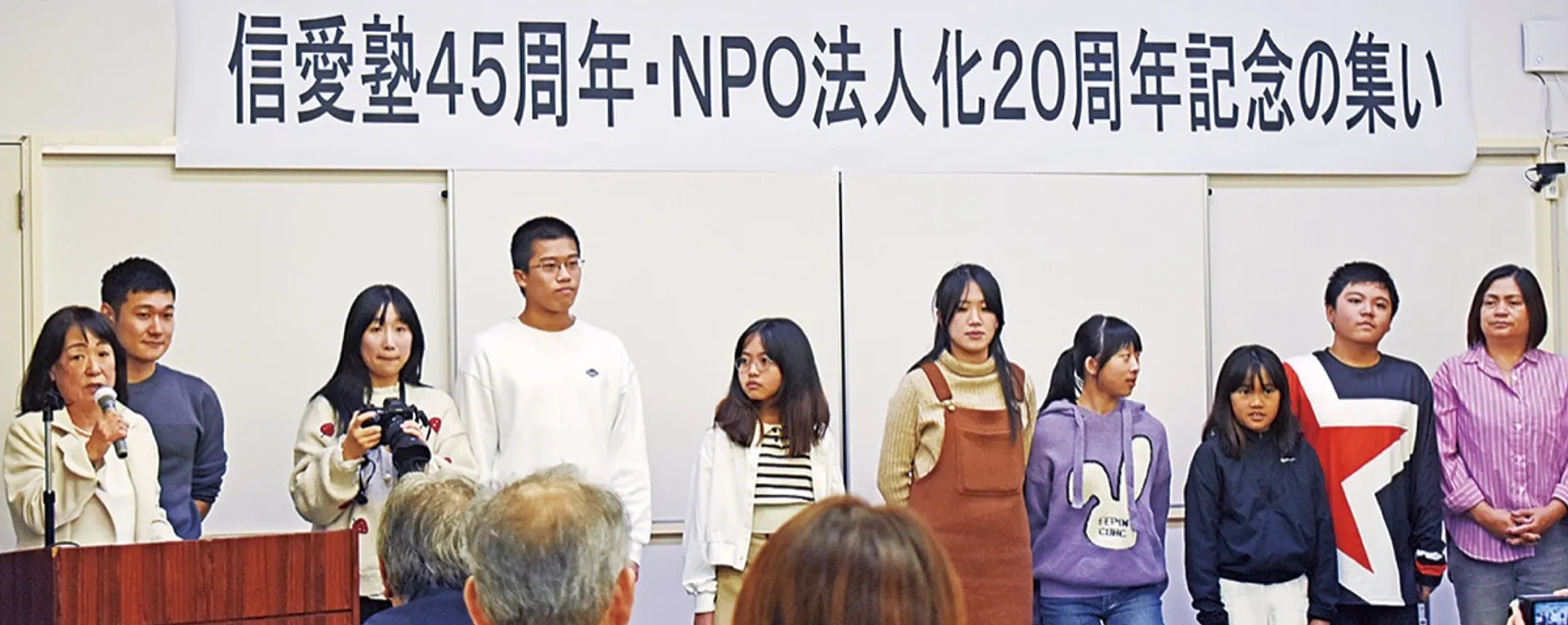同所に通う子どもらと一緒に話す竹川センター長（左）