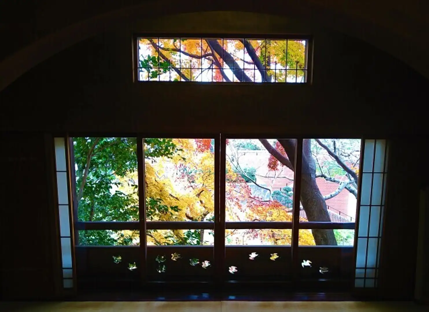 和室汐見窓からの紅葉