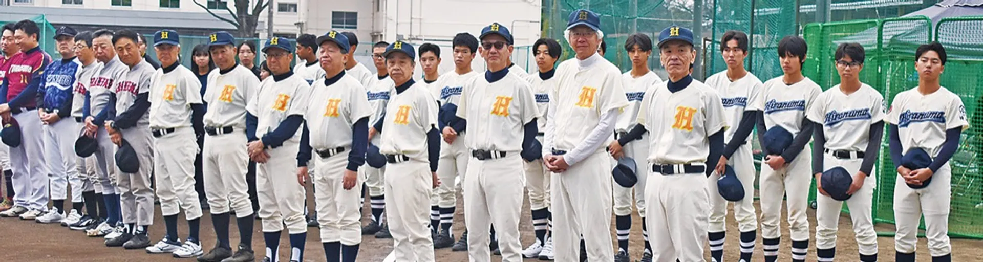 平沼高校野球部OB（手前）と現役部員が整列した開会式