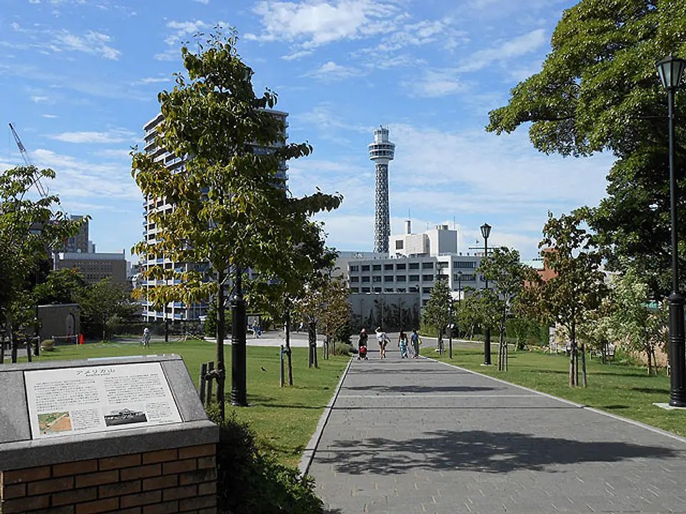 広々とした芝生広場では様々なイベントも
