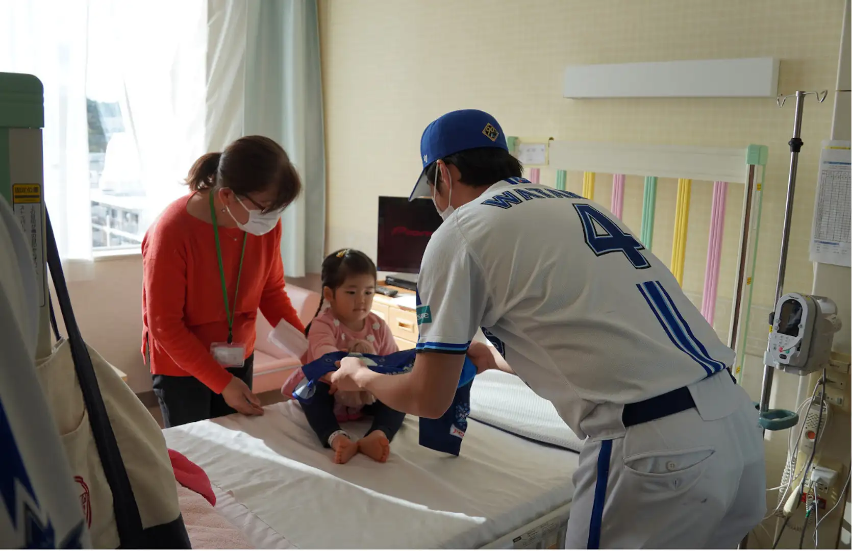 ベイスターズ山﨑選手・度会選手 みなと赤十字病院で子どもと