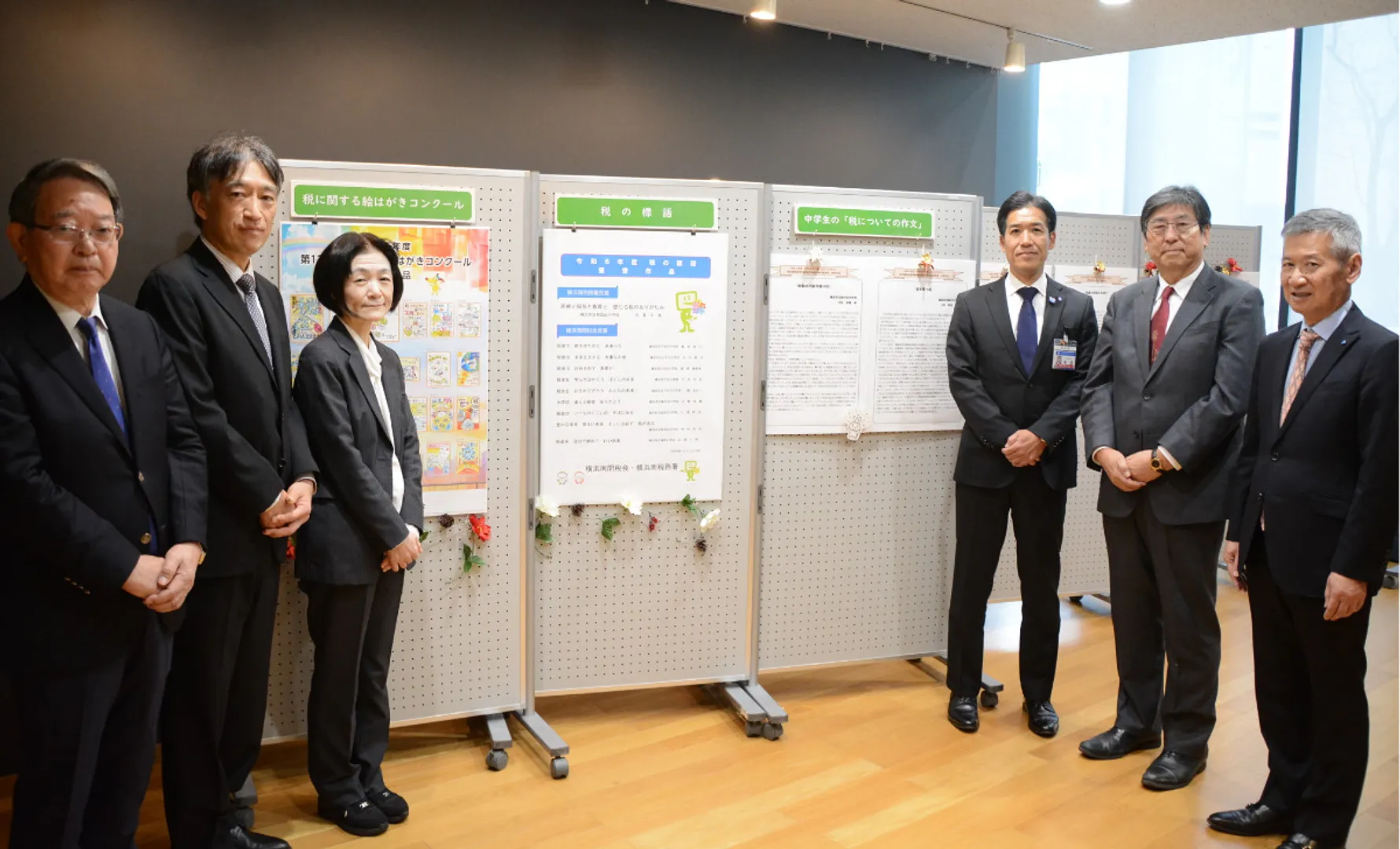 作品展の会場に集まった関係者