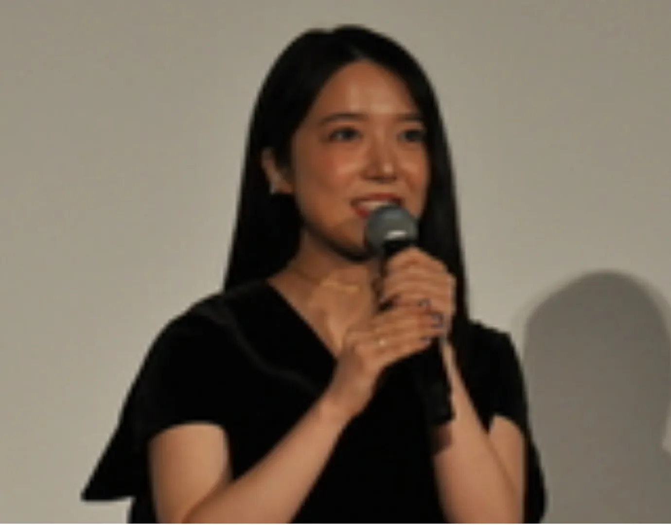 紅子を敵対する「たたりめ堂」の店主・よどみ役の上白石さん