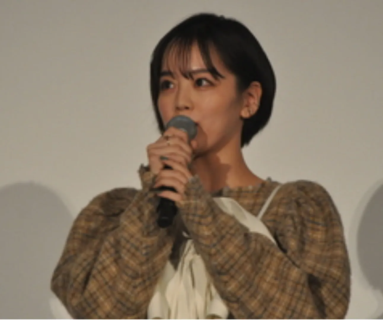 撮影中は銭天堂の看板猫「墨丸」に癒されたと話す伊原さん