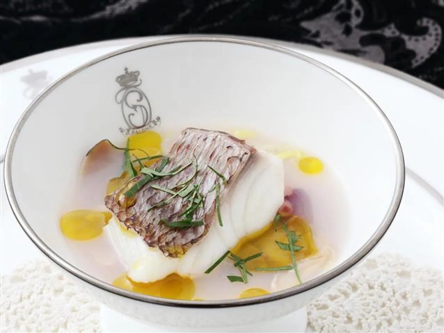 平成19年(2007)の開店時からの定番。蒸し煮にした魚介の旨味にオレンジが爽やかに香る一皿