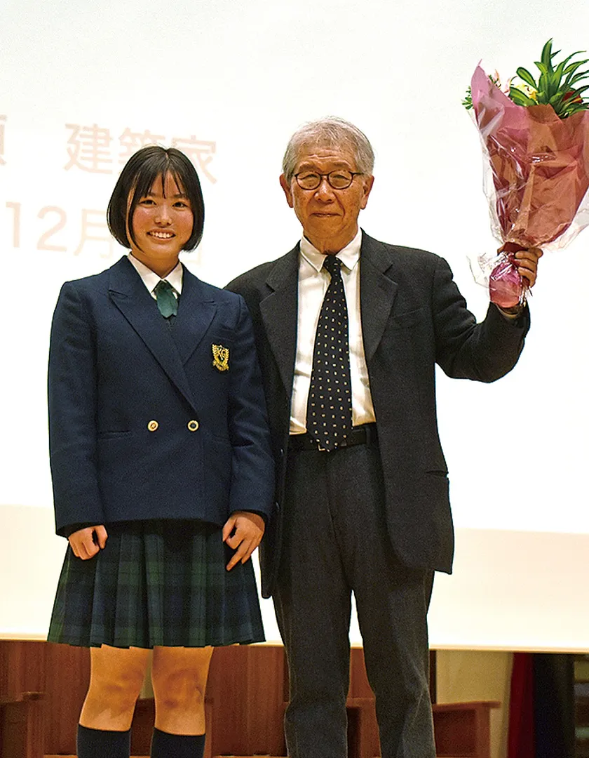 生徒から花束を贈られた山本さん