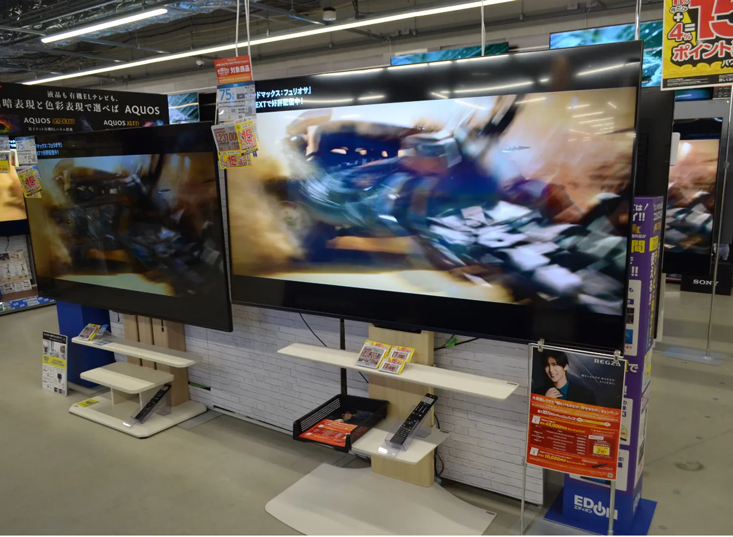 壁掛け、壁寄せの展示に刷新したTVコーナー