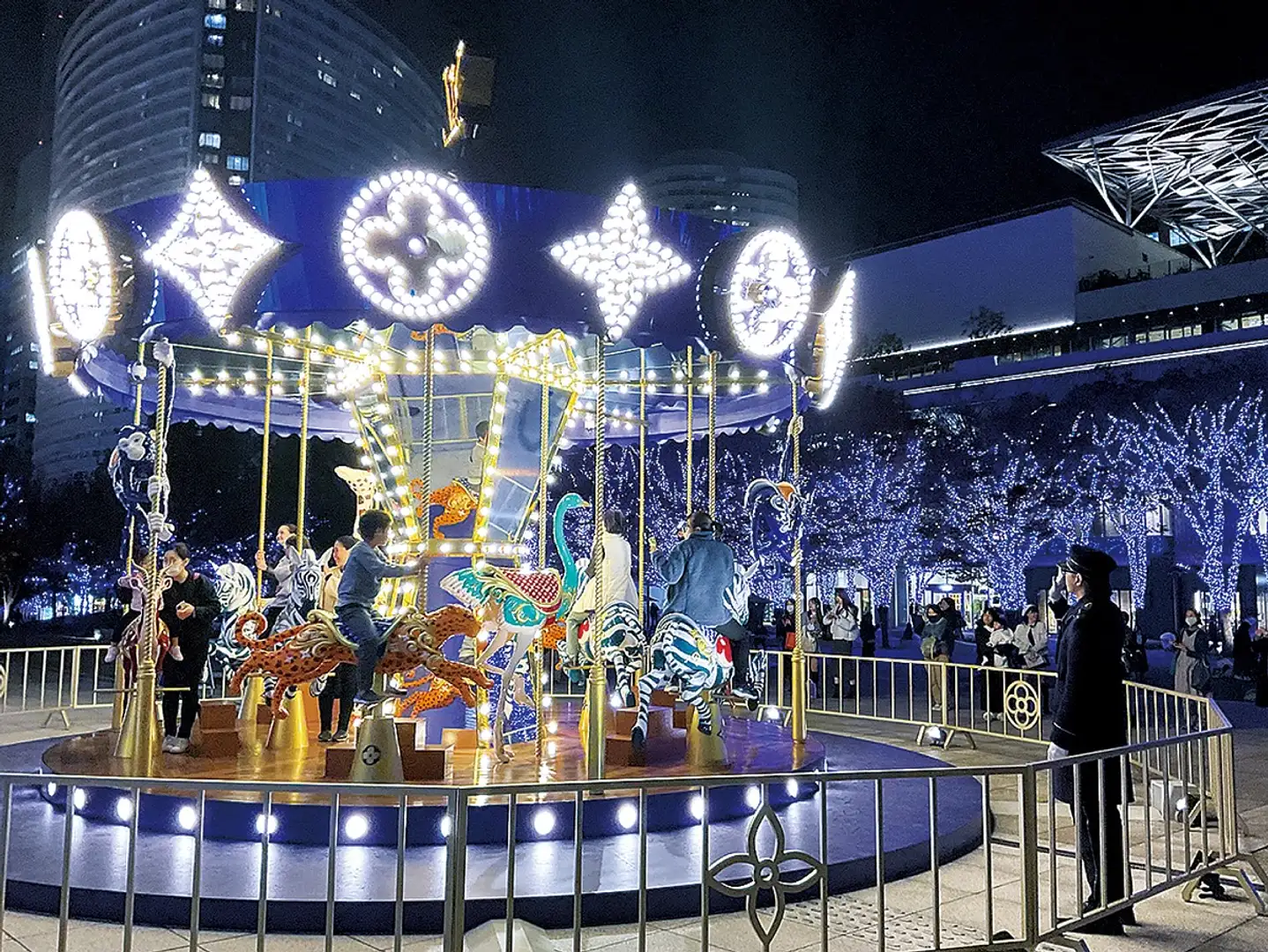 横浜美術館前にルイ・ヴィトンのメリーゴーランドが登場 | ニュース