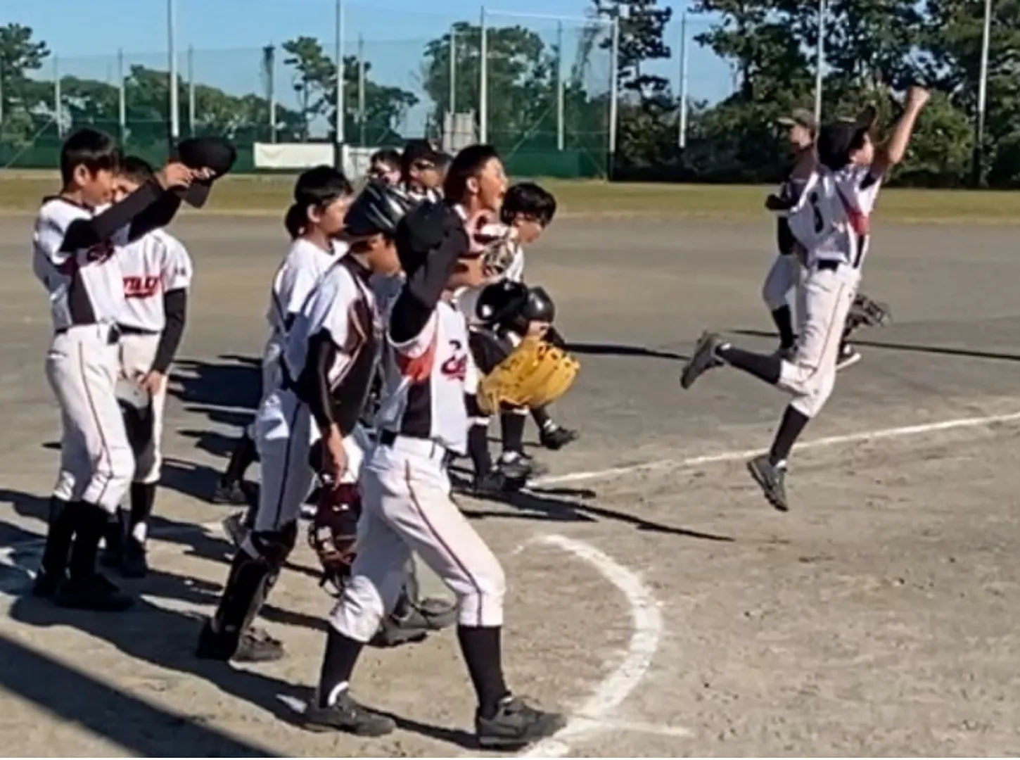 歓喜に沸く選手＝同