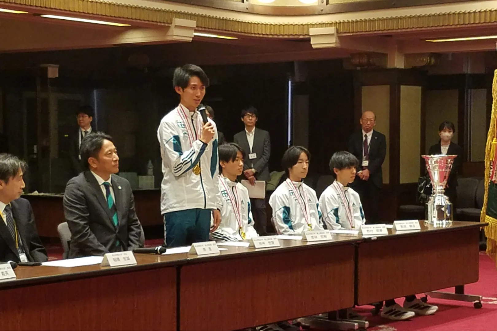 優勝報告を行う主将の田中選手