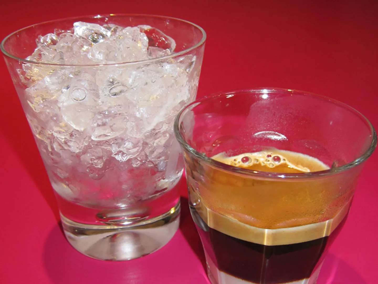 練乳とコーヒーが入っているグラスを先に混ぜて氷の入ったグラスに注いで飲む、アイスベトナムコーヒー