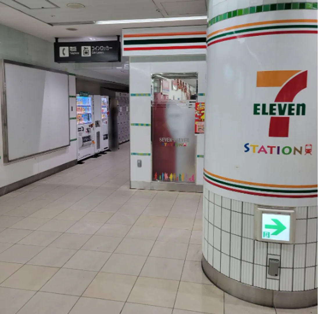 横浜駅東急東横線南改札外セブン横 3.jpg