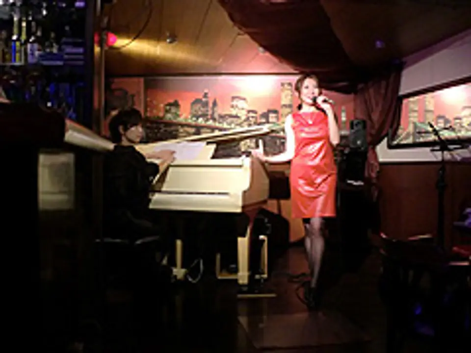 ライブイスナップ、ボーカルライブでグラスを傾ける