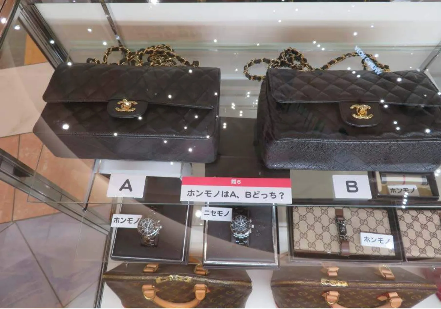 ブランド品の正規品と偽造品を比較する展示も（ＡＣＡ提供）