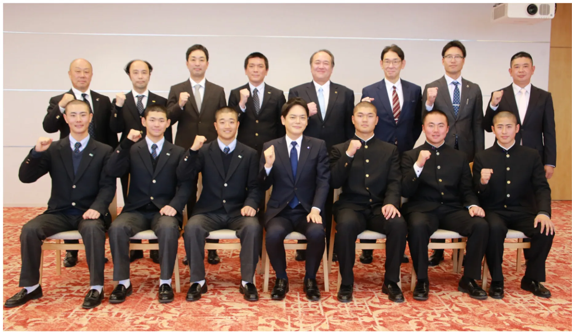 山中市長（前列中央）と両校の選手ら