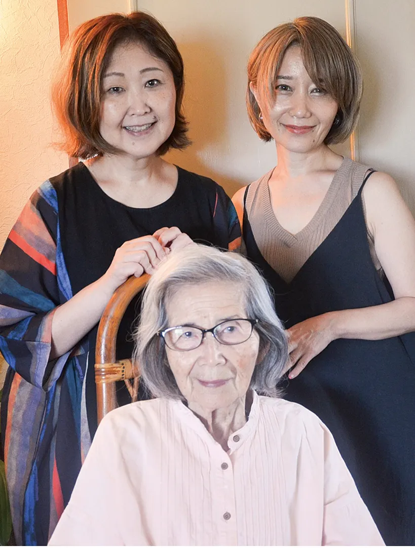 美津紀さん（中央）とお話し会を主催する姉妹
