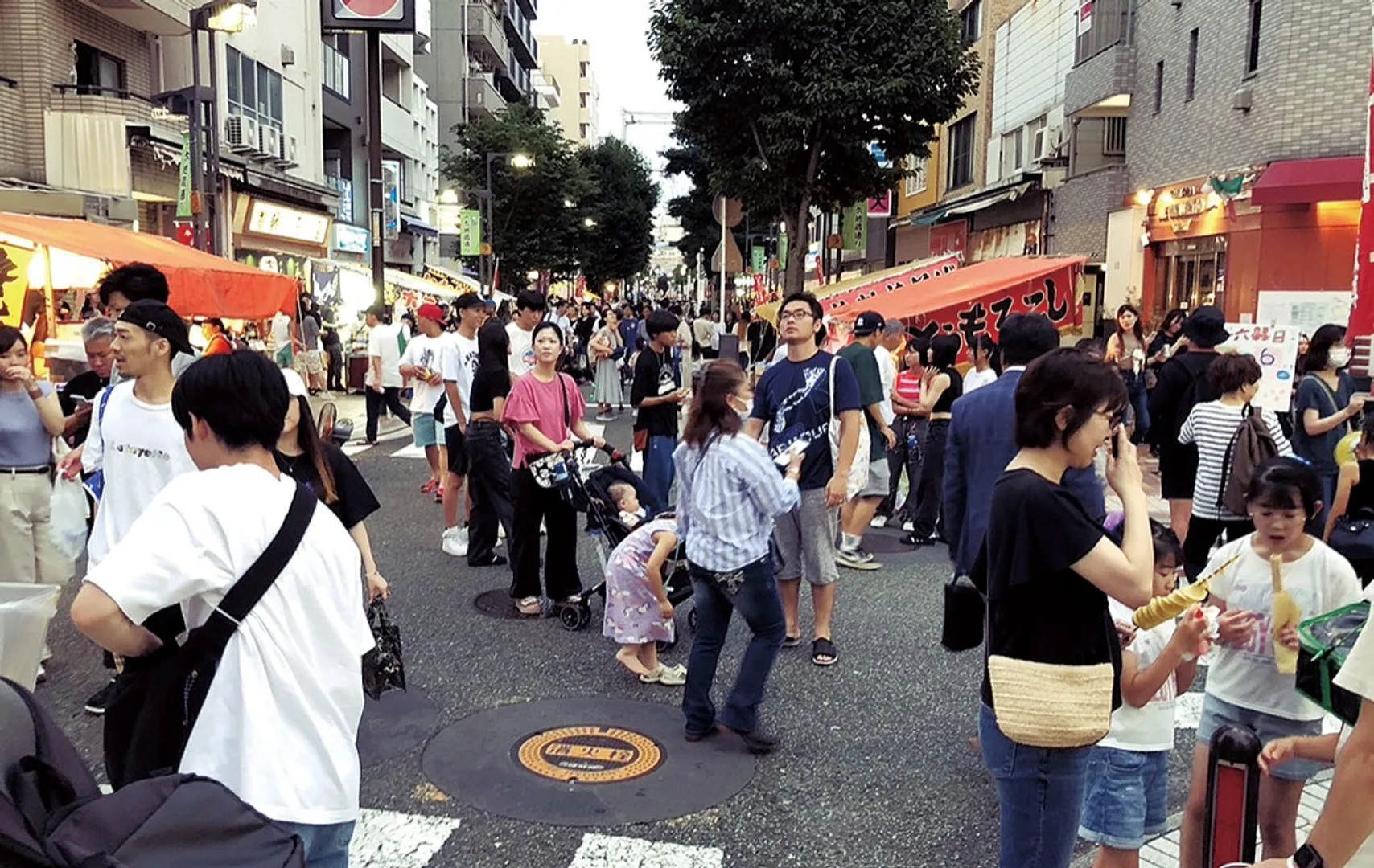 縁日で賑わう商店街（提供）