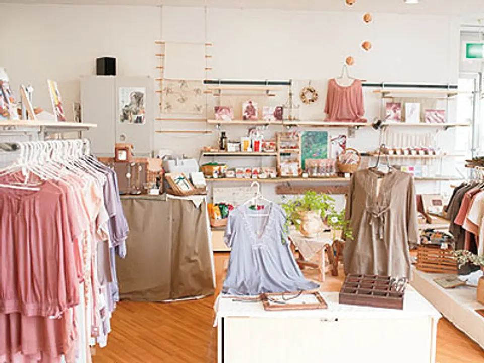 ネパールから届く手作りの服や雑貨、食品を販売