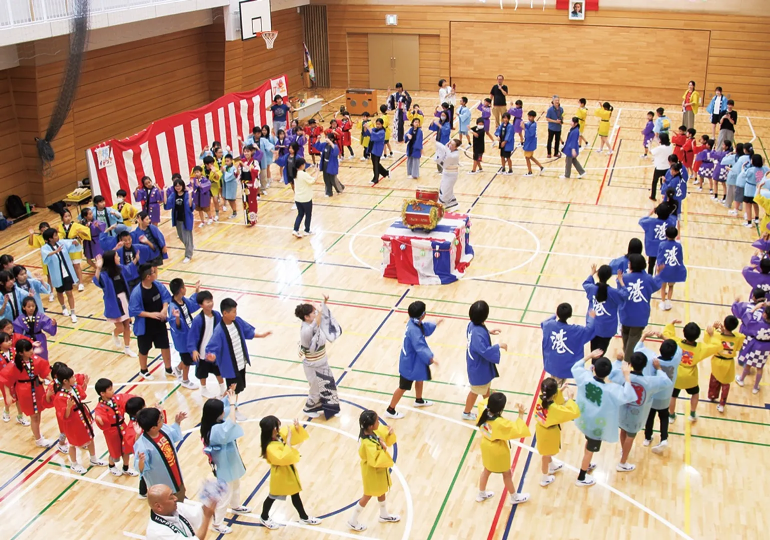 盆踊りを練習する小学生