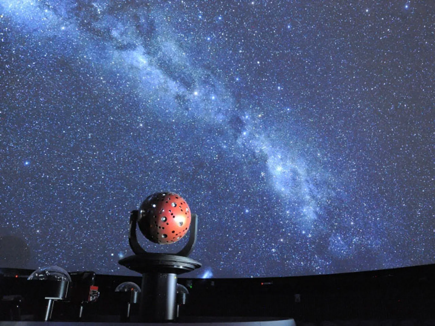 かわさき宙(そら)と緑の科学館の最新鋭プラネタリウム、メガスター3フュージョン