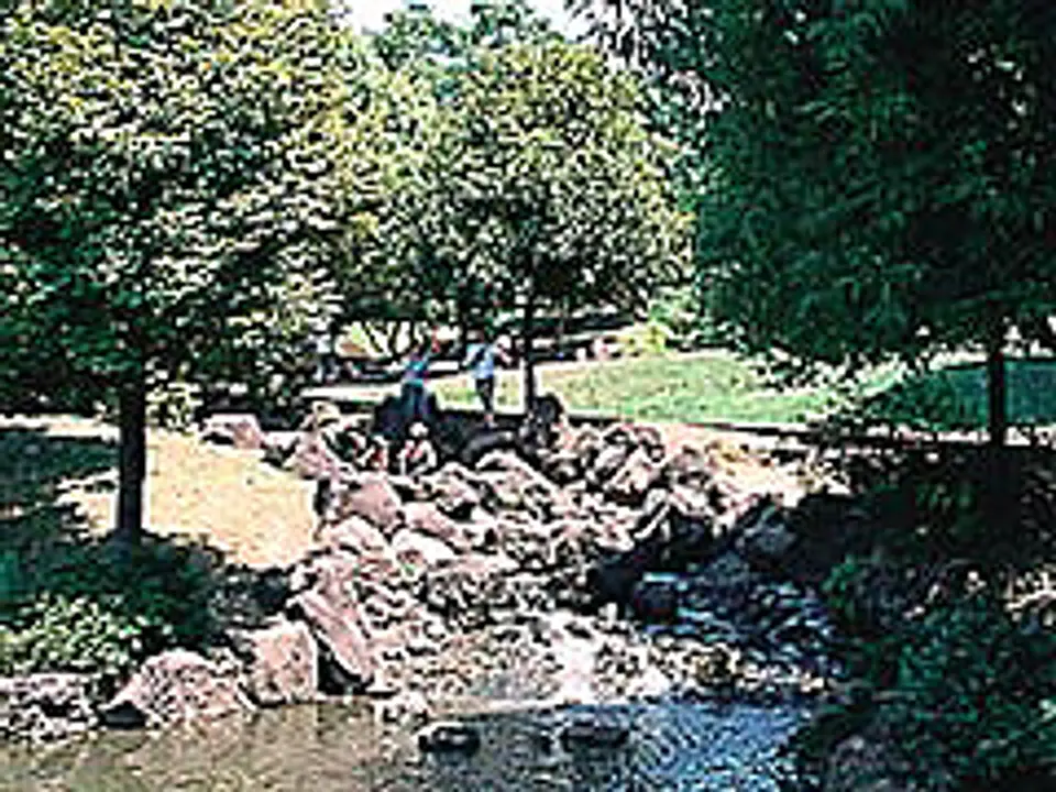 多摩川の源流から海までを表現しているせせらぎもある