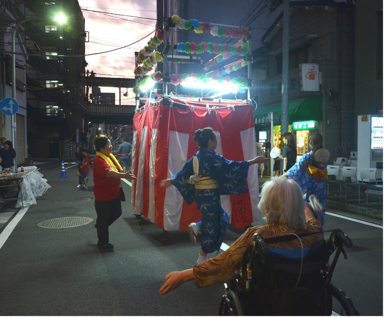 西区音頭などを披露