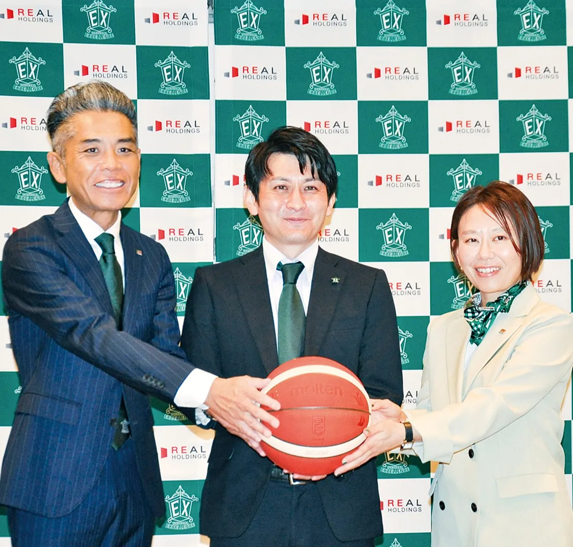 会見に登壇したリアルホールディングスの萩原取締役（左）と中村執行役員（右）、横浜エクセレンスの桜井社長（14日、横浜市内のホテルで）