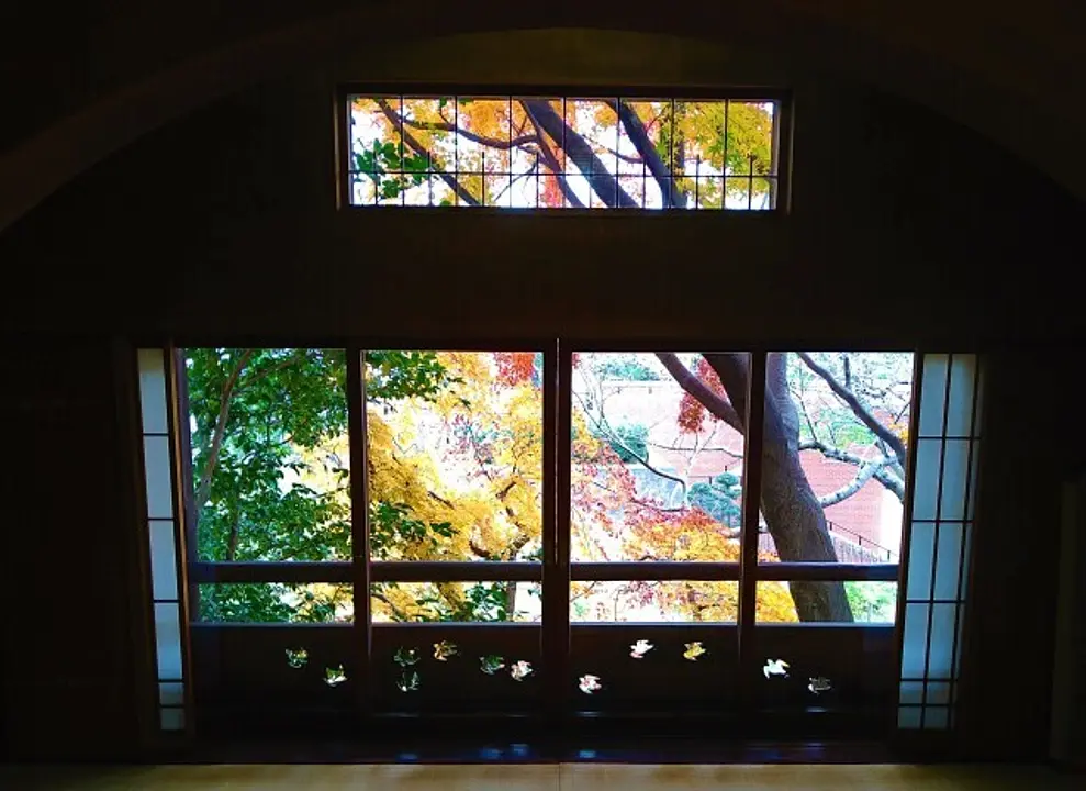 和室汐見窓からの紅葉