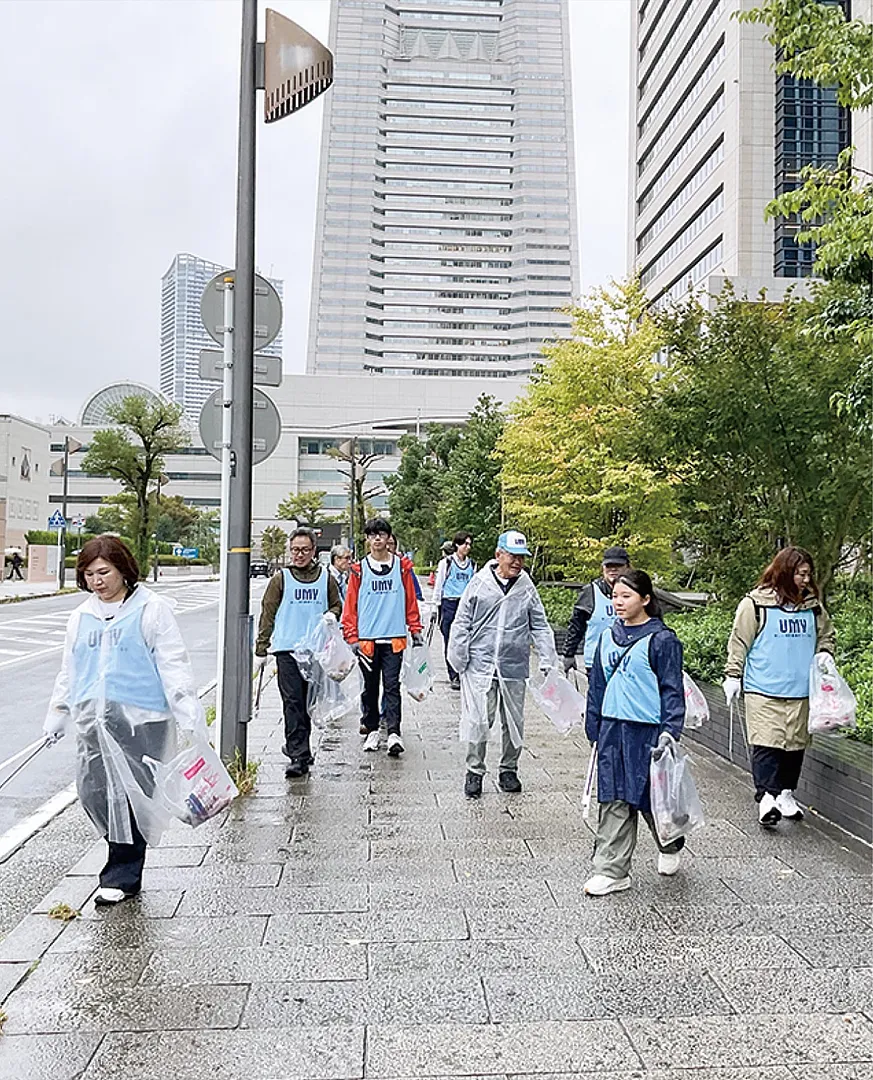 みなとみらい周辺のごみを拾う参加者