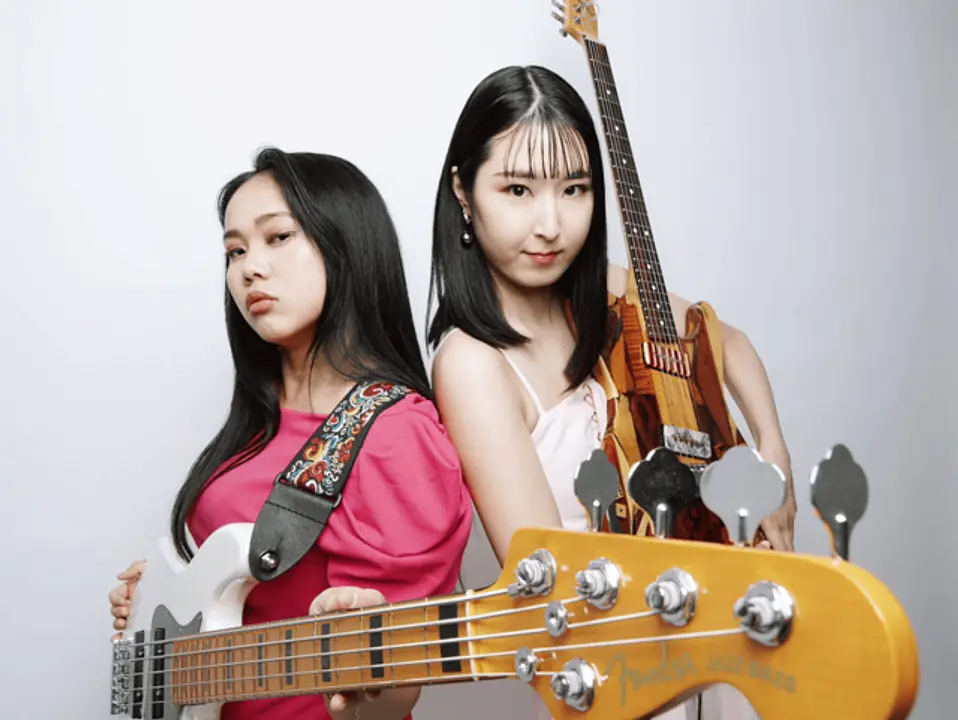 ADDONE 　左：Juna（B.Vo.）　右：Syoka（G.Vo.）