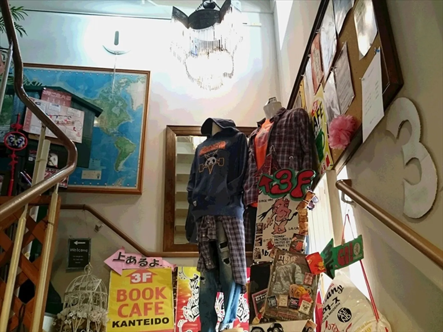 3階まで占いめぐり、ショップめぐりを楽しめる