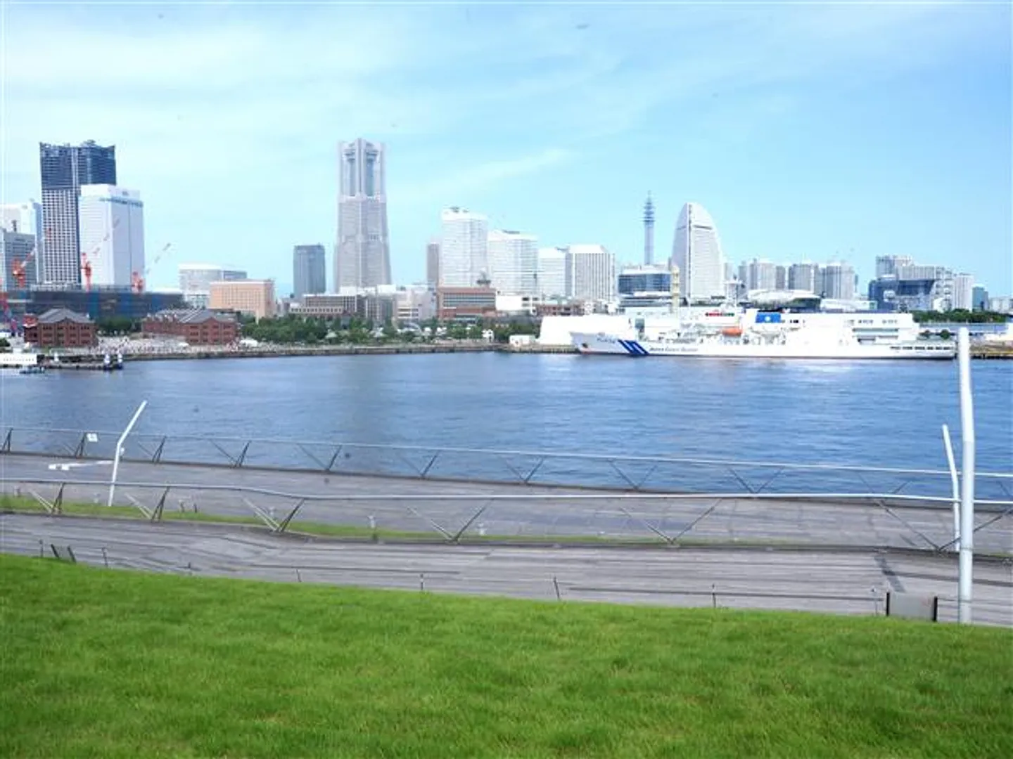 屋上デッキからはみなとみらい地区を一望