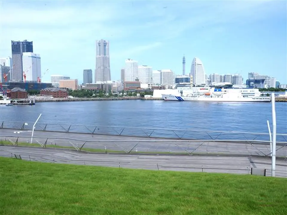 屋上デッキからはみなとみらい地区を一望