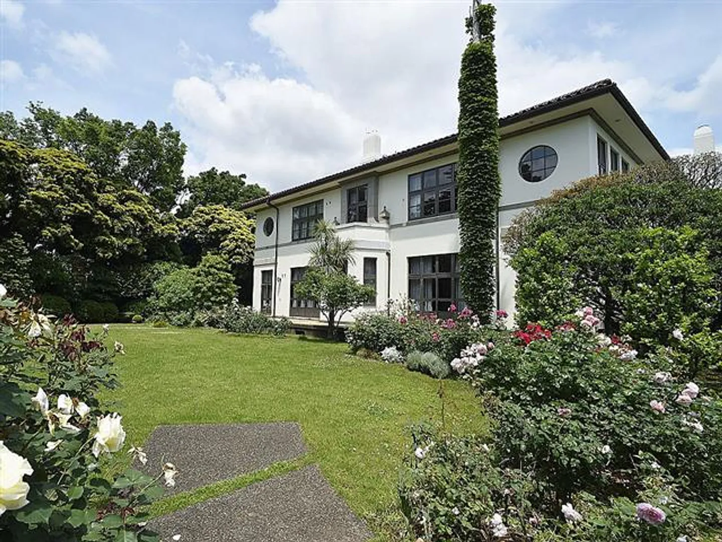 手入れの行き届いた広々とした前庭も美しい