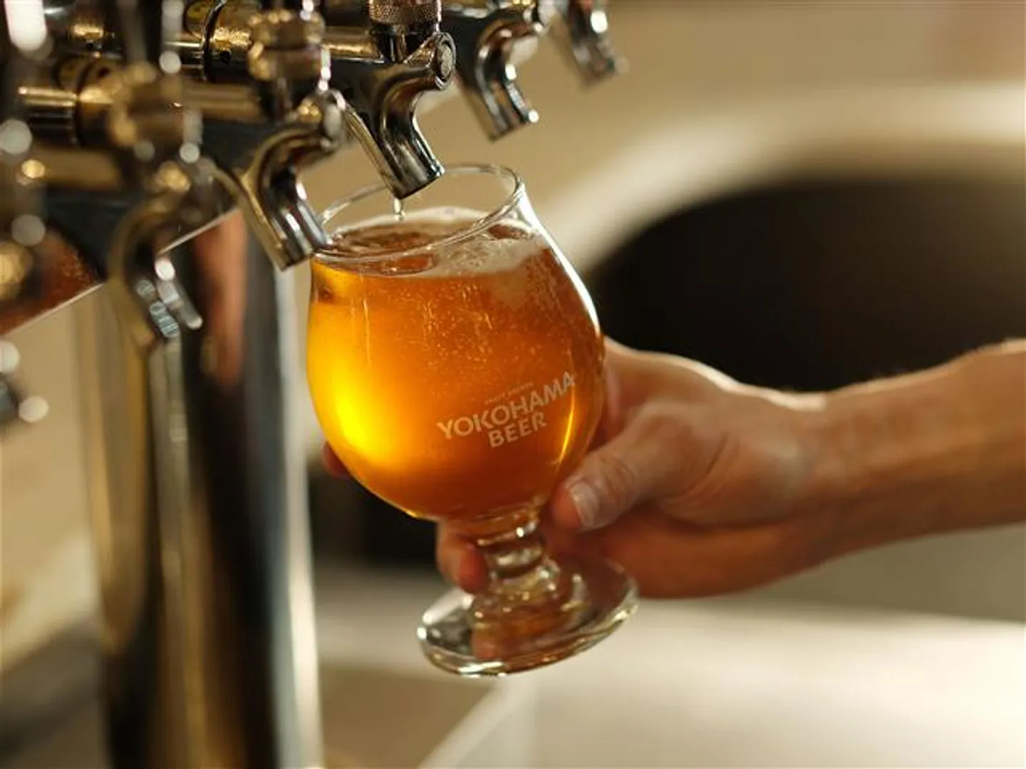 ビール注ぎ(イメージ)