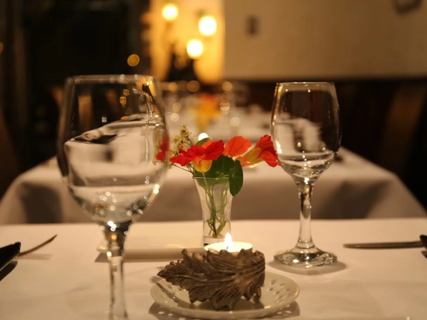 ディナー時はキャンドルの明かりがテーブルを照らす