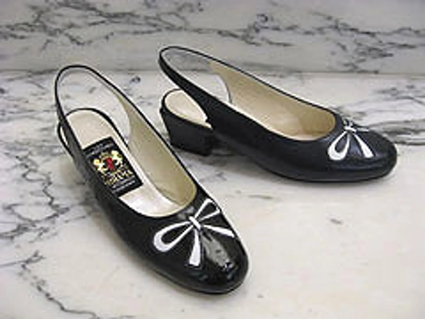 定番デザインのバックベルト、黒エナメルと紺の2色