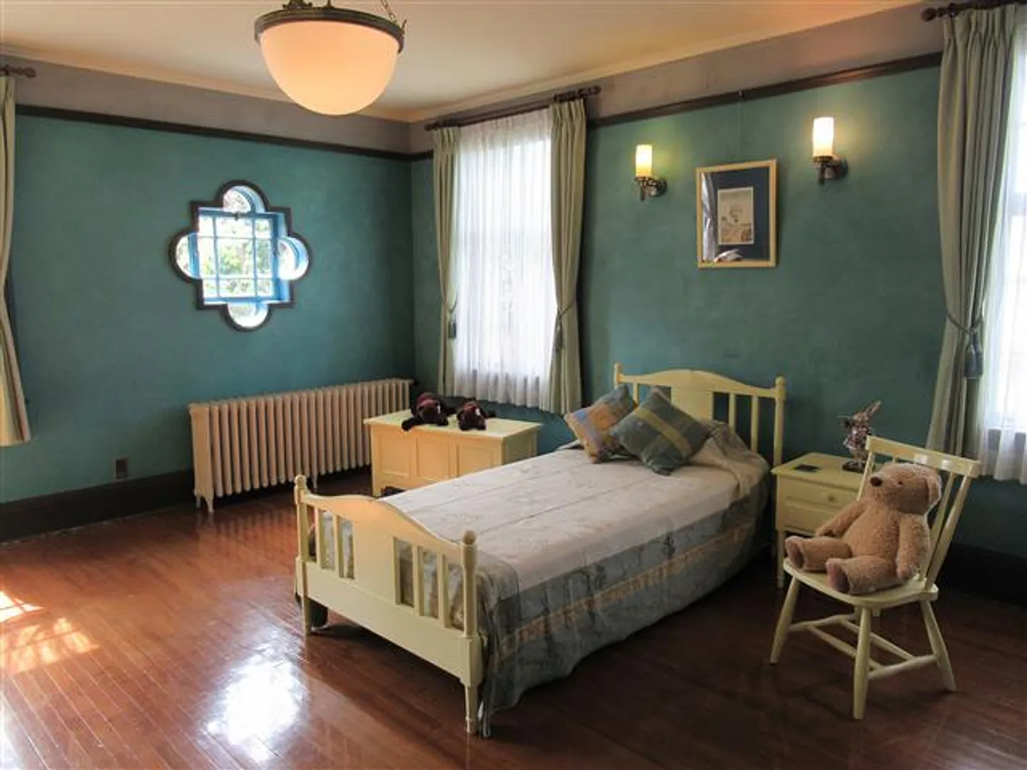 令息寝室。山手西洋館では唯一の子ども部屋。男の子の部屋として設えた