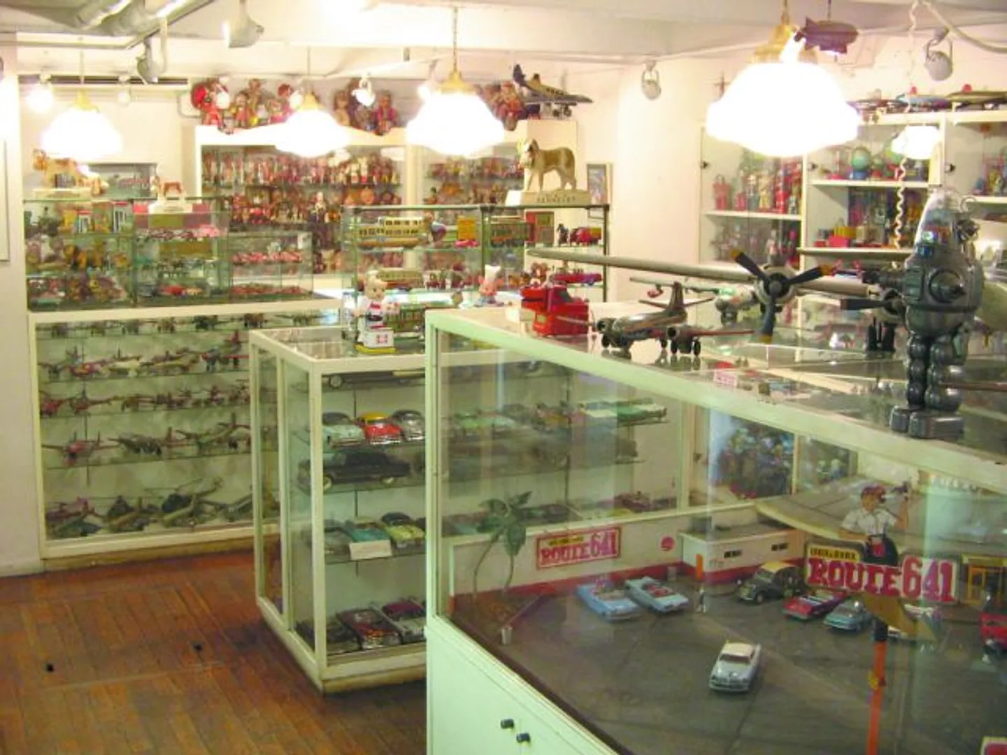 アメリカンダイナーのジオラマにアメ車が展示されているコーナーもある