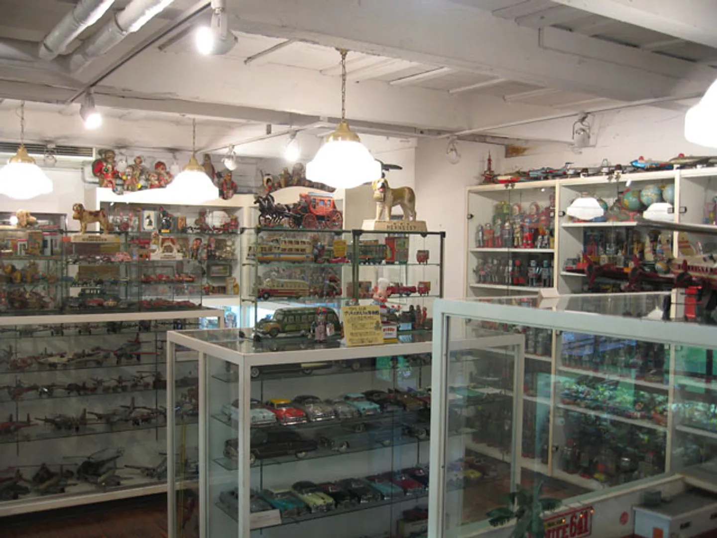 主に日本製ブリキのおもちゃ約3000点を展示