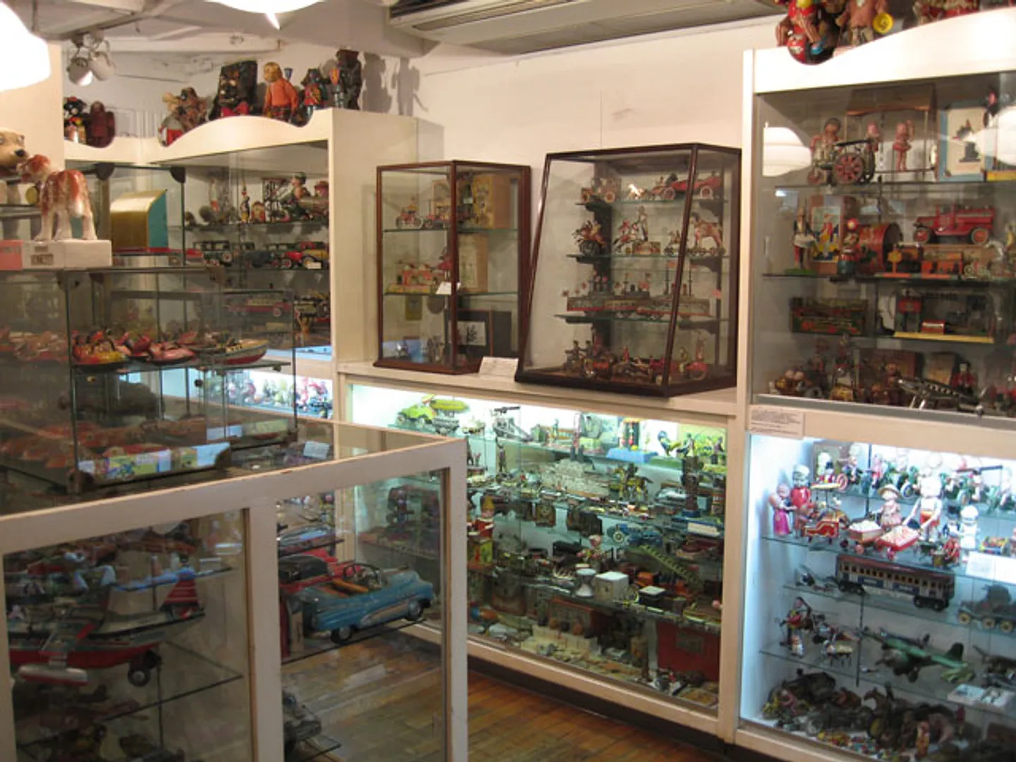 古くは1890年代のものから1960年代のものまで展示