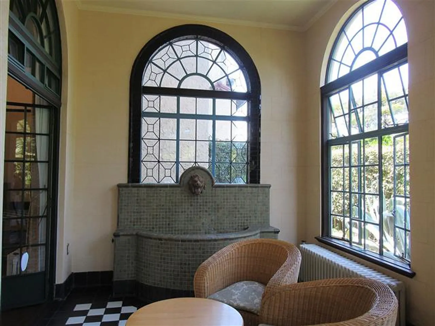 パームルーム・獅子頭のついた壁泉のある明るい部屋